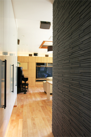 ブラウンの壁がアクセントに