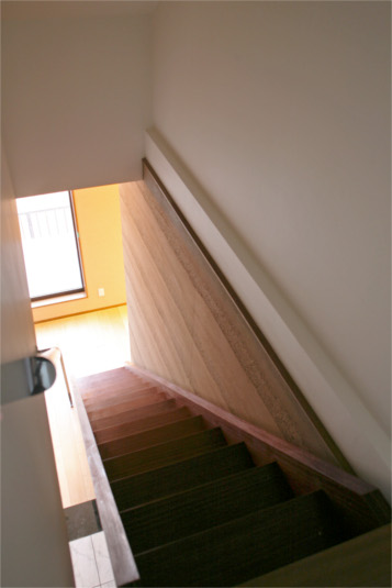 正面の窓から階段へと光を届ける