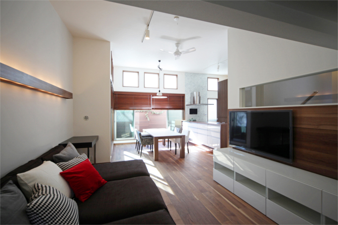 リビングからダイニングを望む