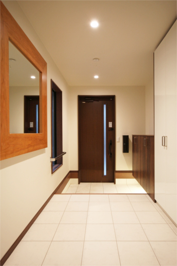 重厚感のあるウッド調玄関扉