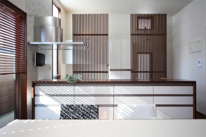 落ち着きあるウッド調とステンレスの組み合わせがスタイリッシュ