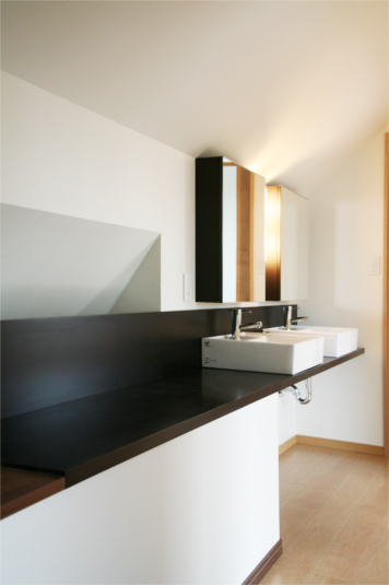 使い勝手の良い２つ並んだ洗面台