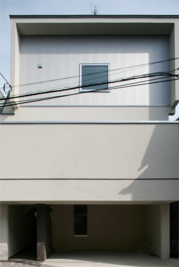 落ち着いた色合いでシンプルな正面外観