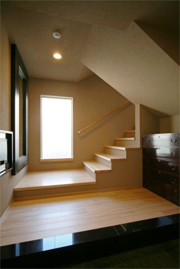 アンティークな家具が映えるモダンな階段スペース