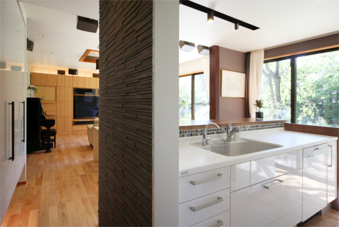 タイル張りがかわいいアクセントとなった真っ白なキッチン