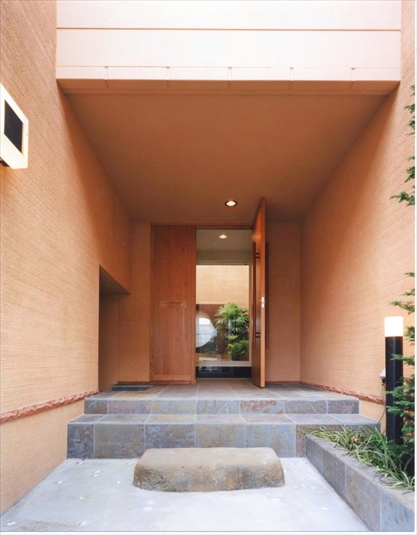 広々と構えた玄関