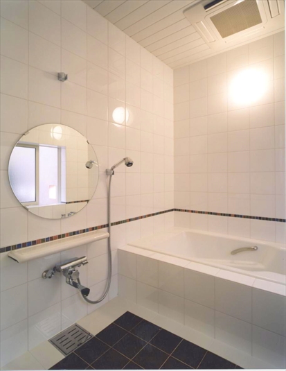 白と黒のコントラストがモダンな浴室