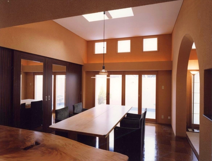 広がりを演出する鏡を用いたリビング