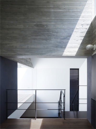 リビングから吹き抜けを観る