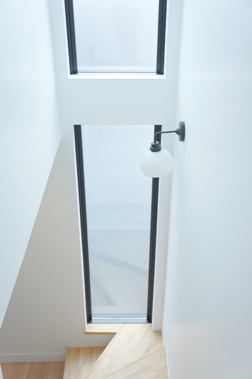 黒い窓枠がアクセント