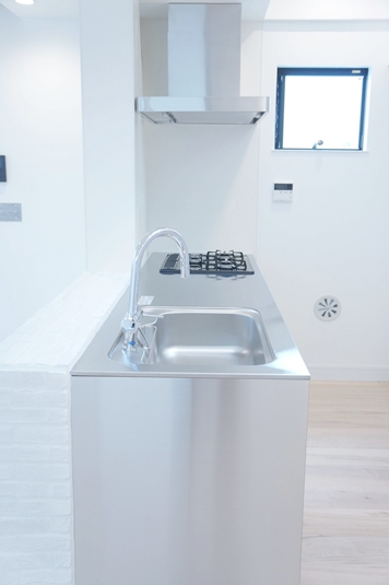 余計なものが一切ないシンプルモダンなキッチン