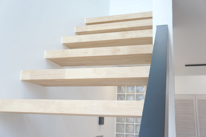 圧迫感のないスリット階段の踏み板