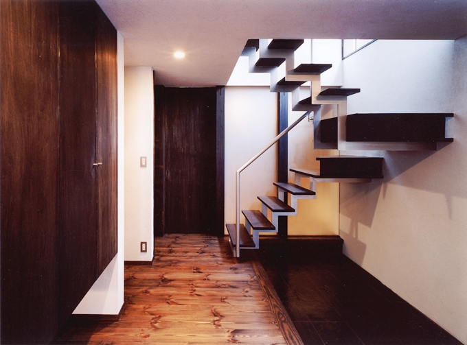 オープンな階段のある玄関