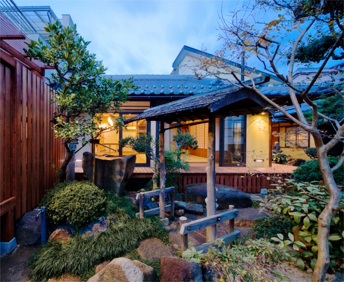 ダイニング側の庭からの夕景