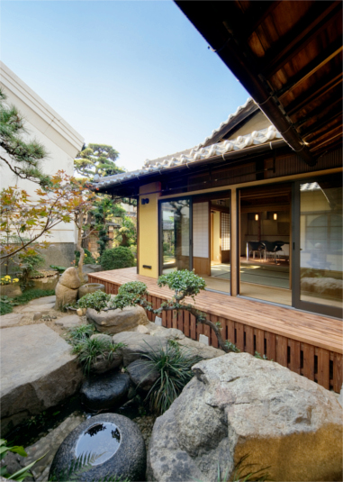 座敷側の庭からの外観