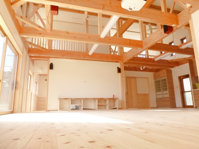 上階と繋がる梁のある吹き抜け