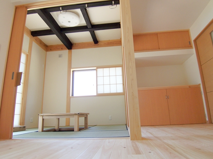 天井に黒い梁のある和室