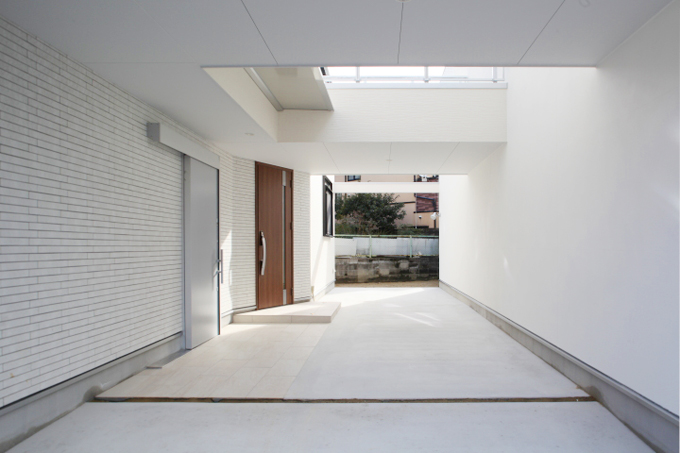 優しい光が差し込む、ゆったりとしたアプローチ