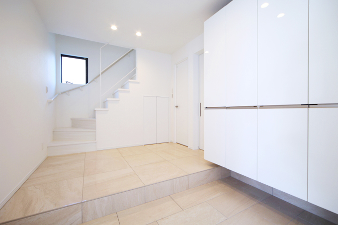 明るく開放的な玄関