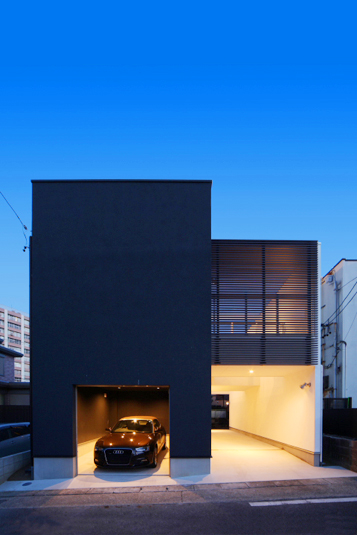 電動シャッター付のビルトインガレージ