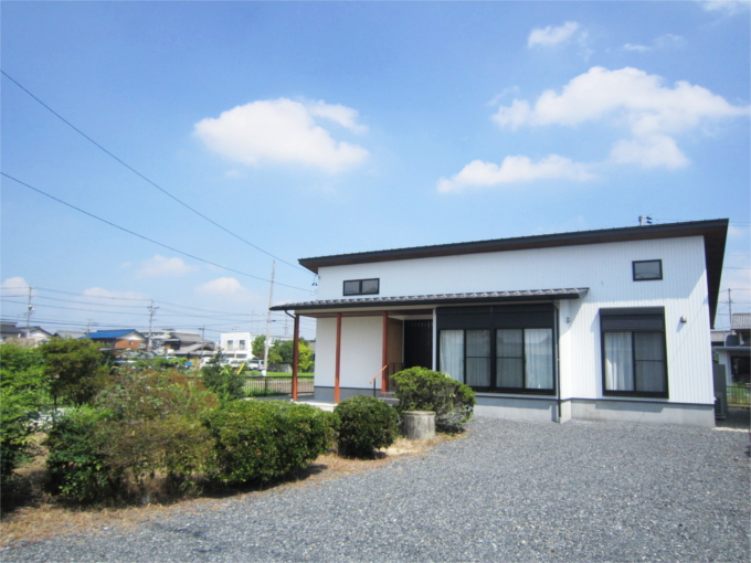 白と黒を基調にした、「和」を感じさせる外観