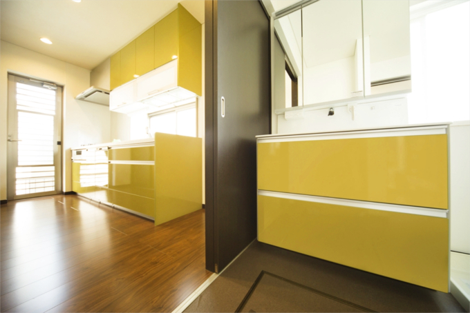 奥様お気に入りのｵﾘｰﾌﾞ色のキッチン