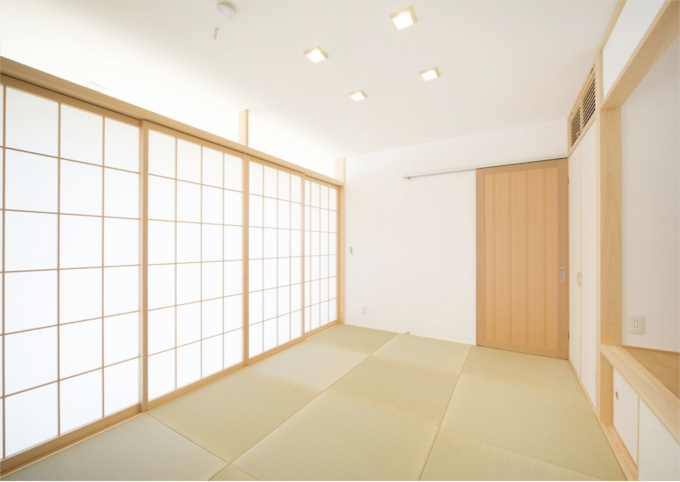 玄関脇に配置した、明るい客間