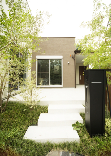 アプローチを兼用したデッキテラス