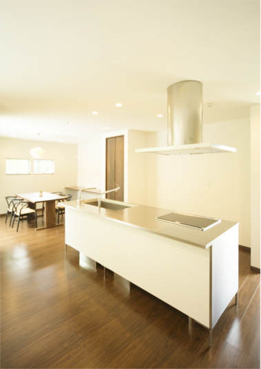 フロート＋アイランド型の対面キッチン