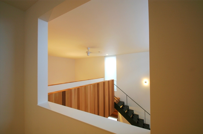 洋室から開口越しにブリッジを見る