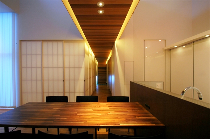 ダイニングから玄関を見返す