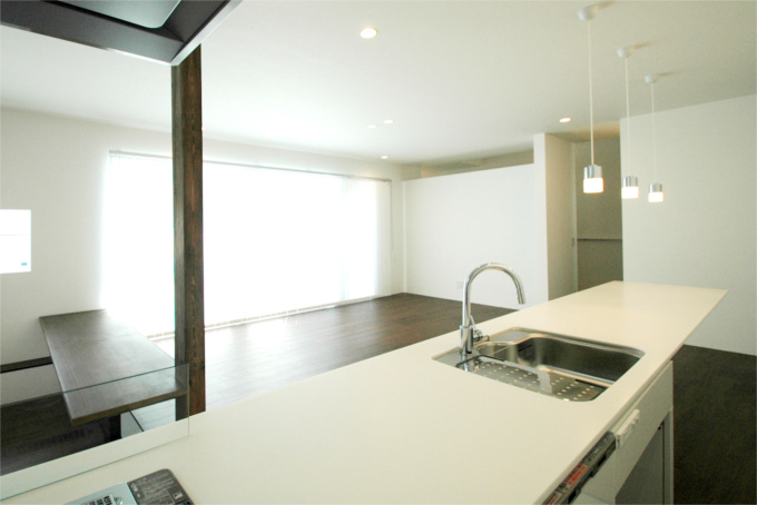 キッチンからリビングを見る