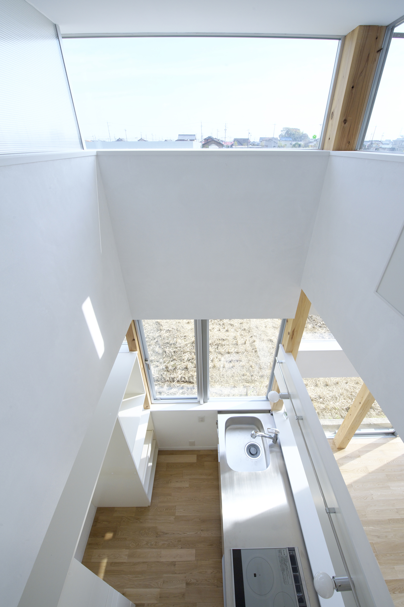 吹き抜けのある開放的なキッチン