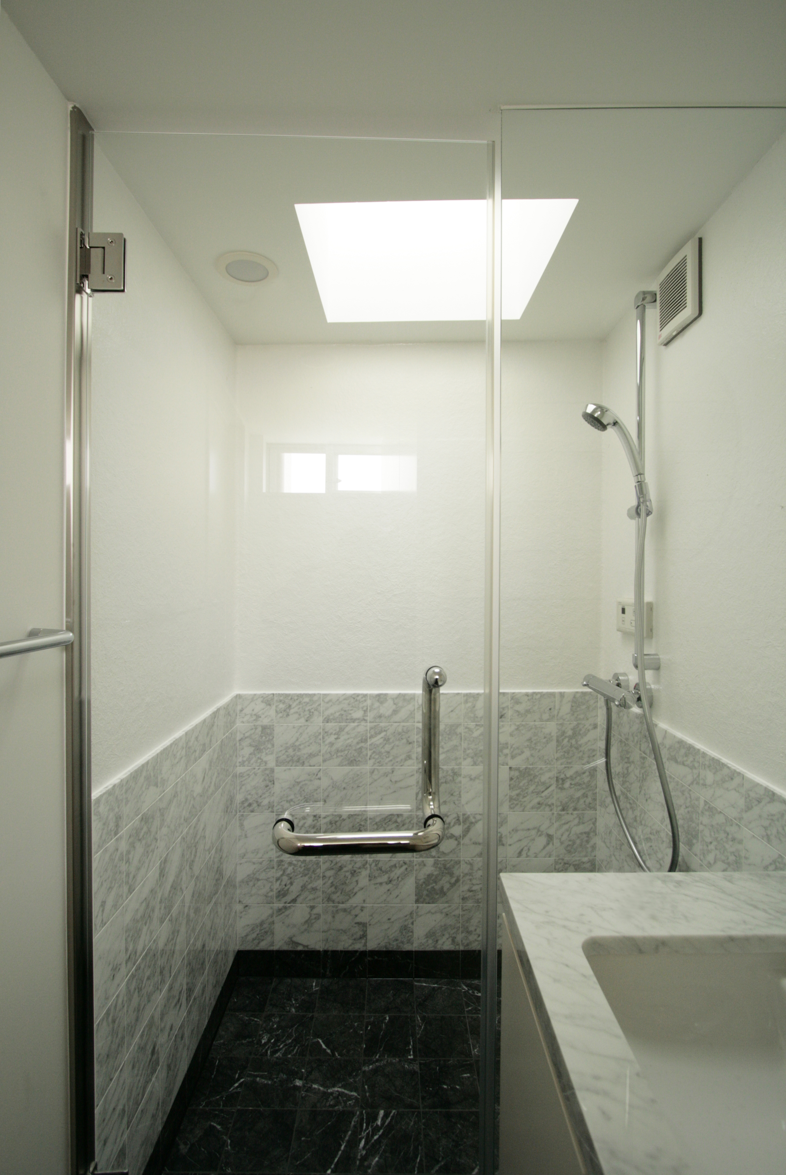 天窓のあるシャワーブース