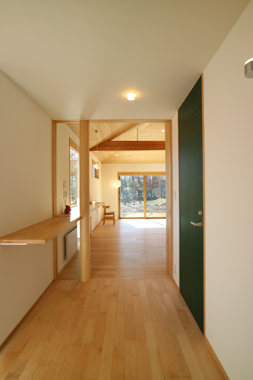 玄関ホールからLDKヘ