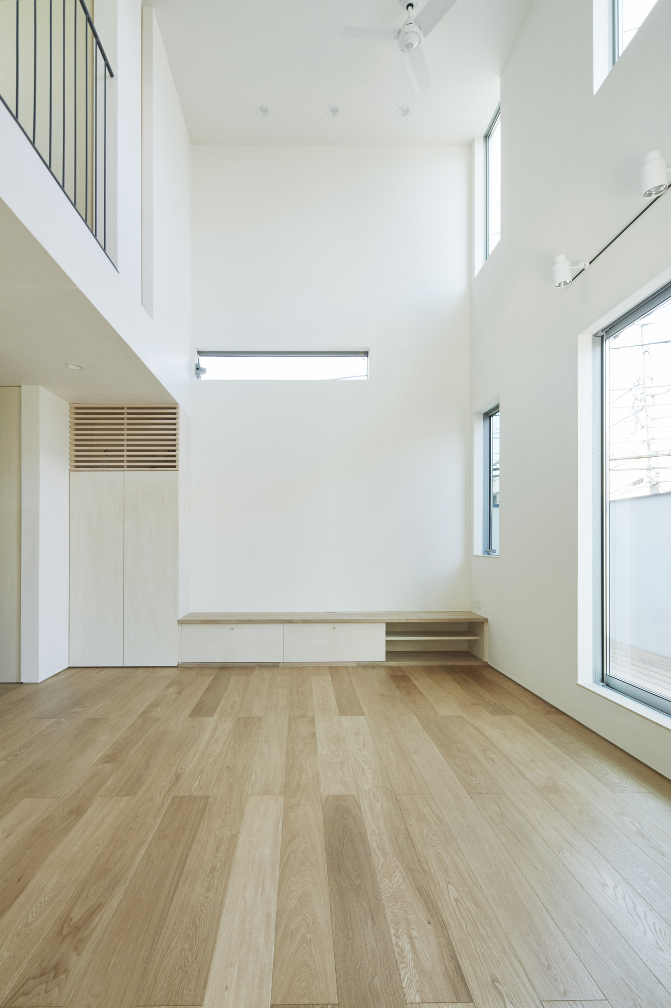 吹き抜けを通して光が溢れるリビング