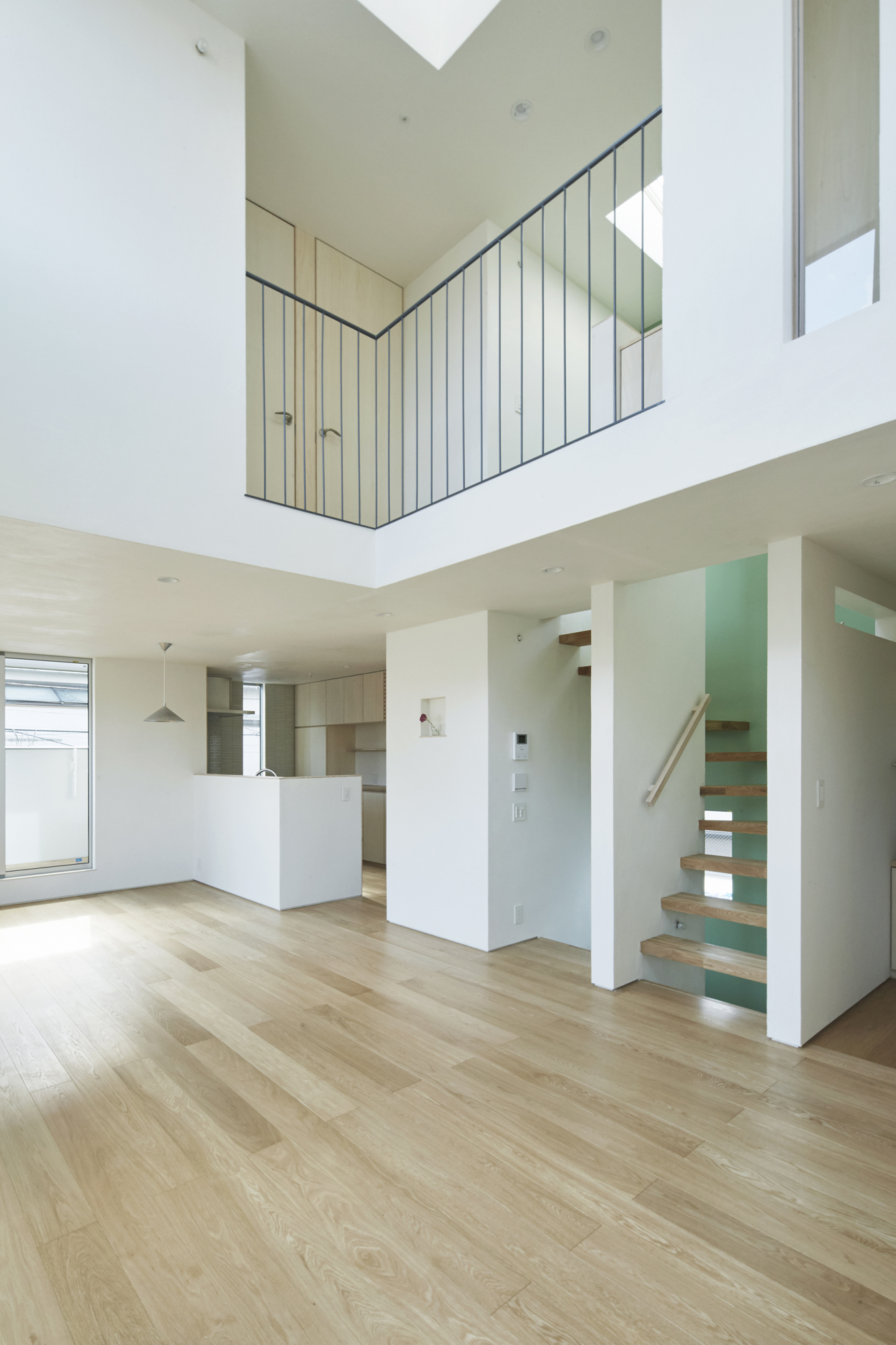 2階と3階の距離を縮める吹き抜け