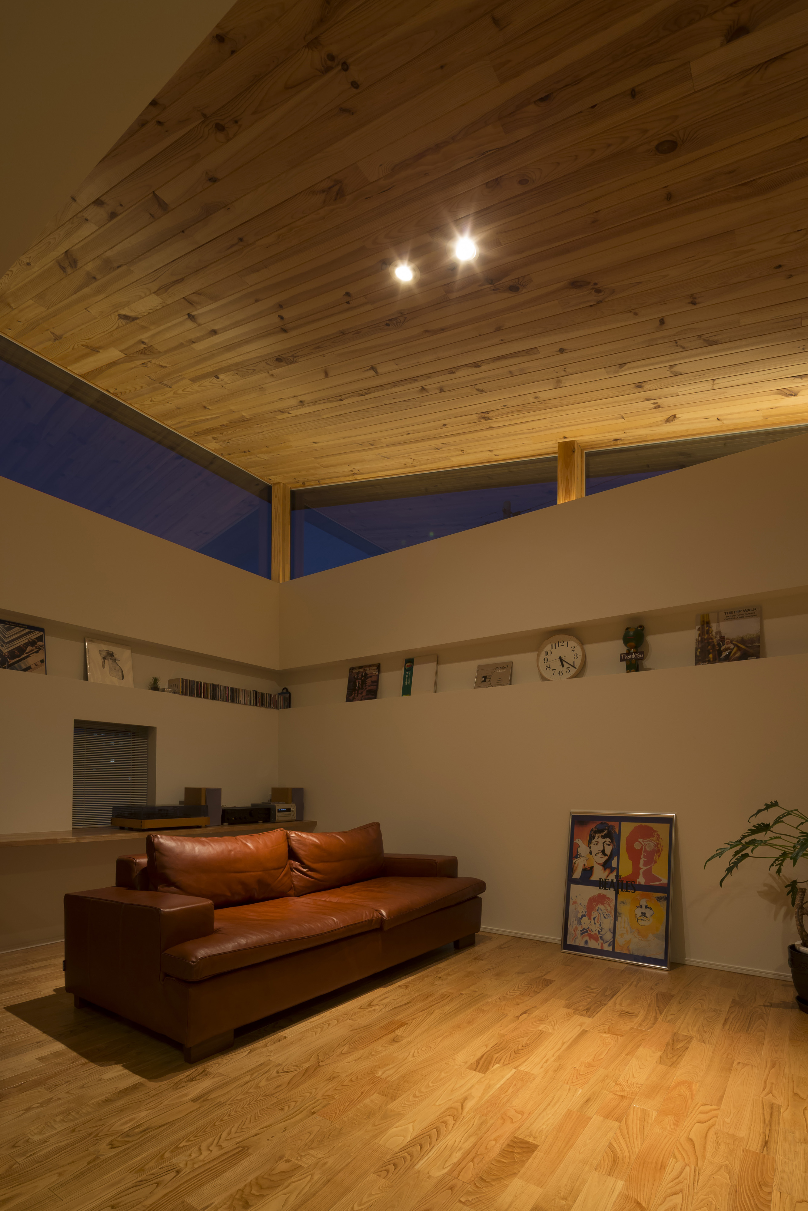 ハイサイドライトで外とゆるやかにつながる、開放感あふれるリビング