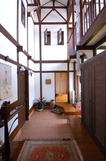 吹き抜けのある玄関と和室の入口