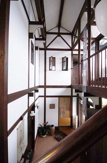 玄関ホール吹き抜けから見た主要な小屋組とバルコニー