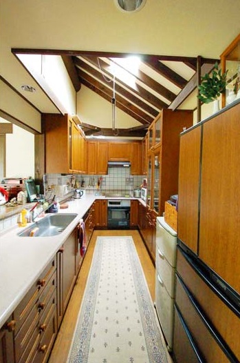 キッチンの傾斜屋根と天窓