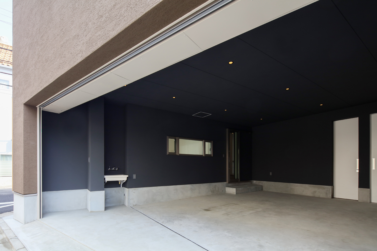 アトリエに併設されたゆったりガレージ