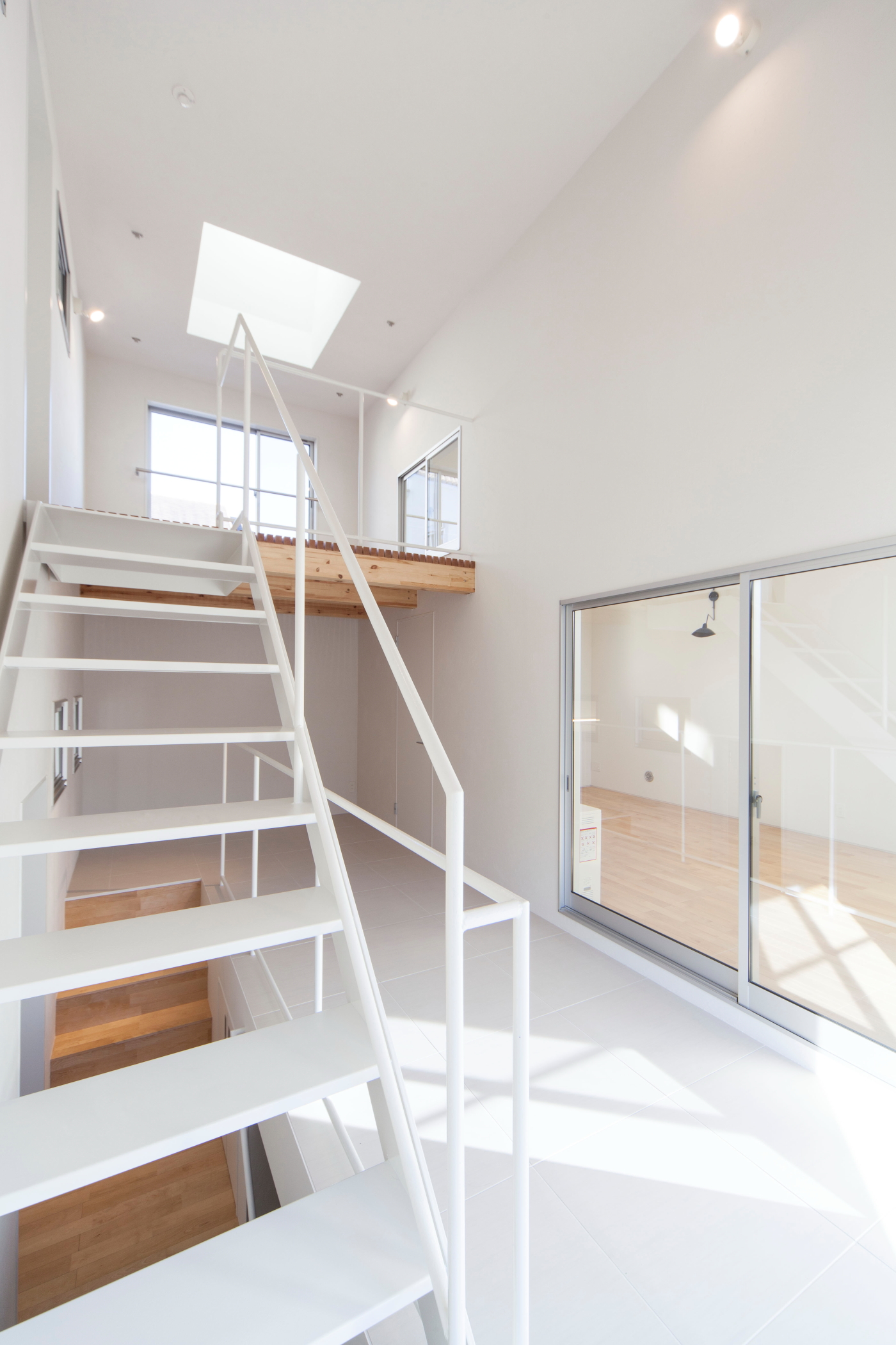 ライトコートからのびる階段とサンルーム