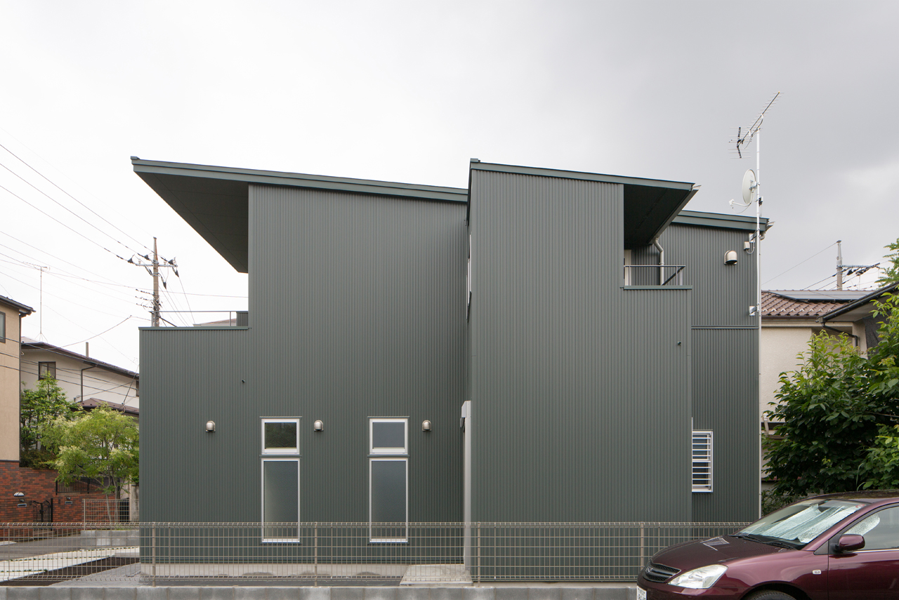 ガルバリウム鋼板の深緑色の外壁