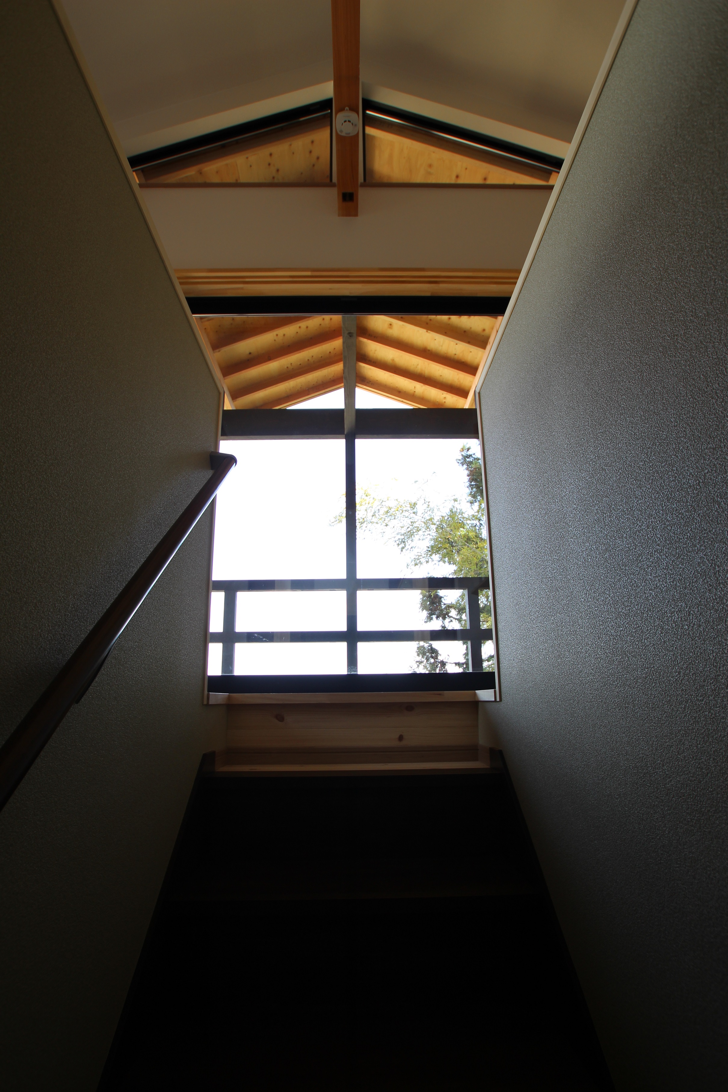 階段からデッキを見上げる