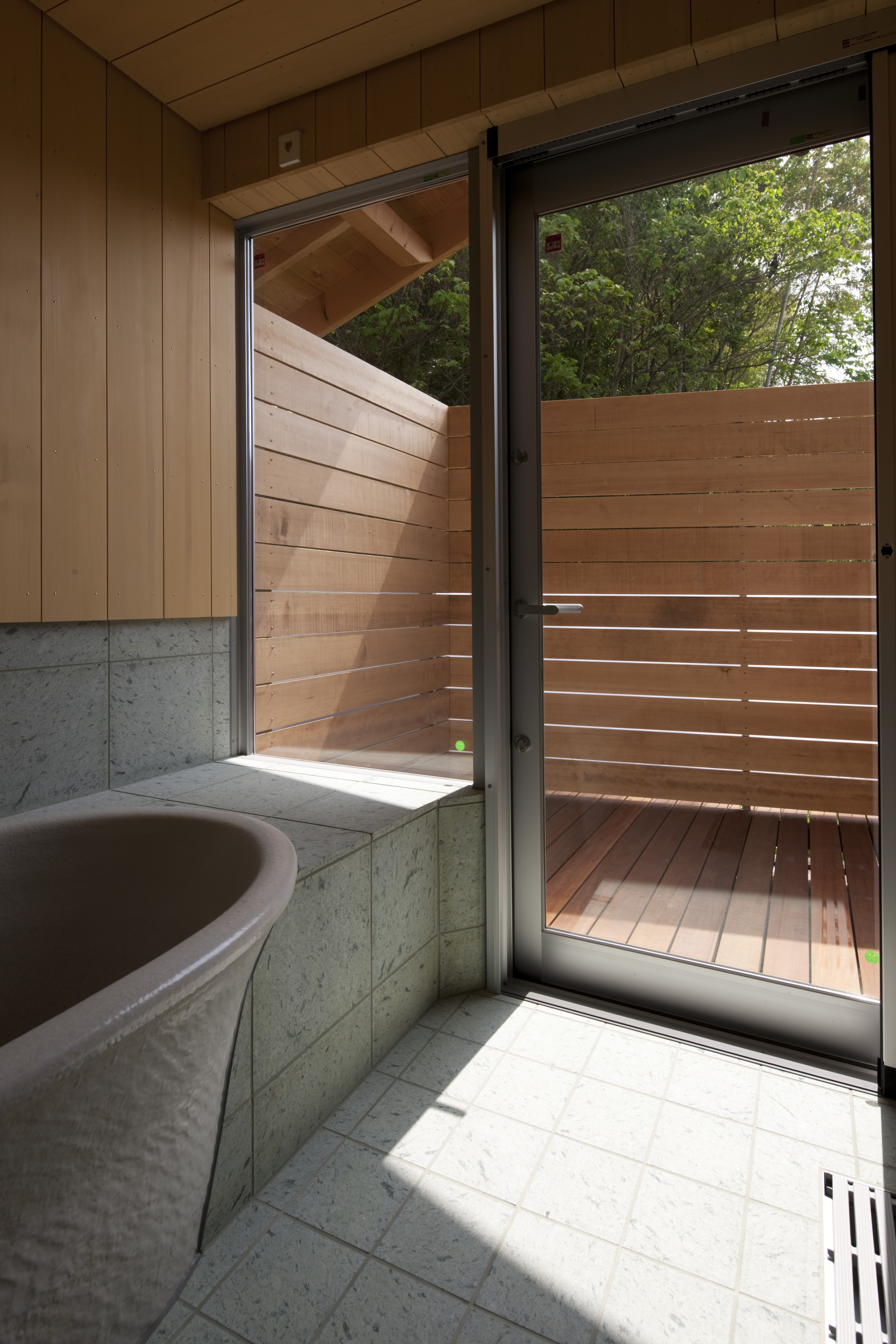 信楽焼の浴槽、浴室から出られるデッキ