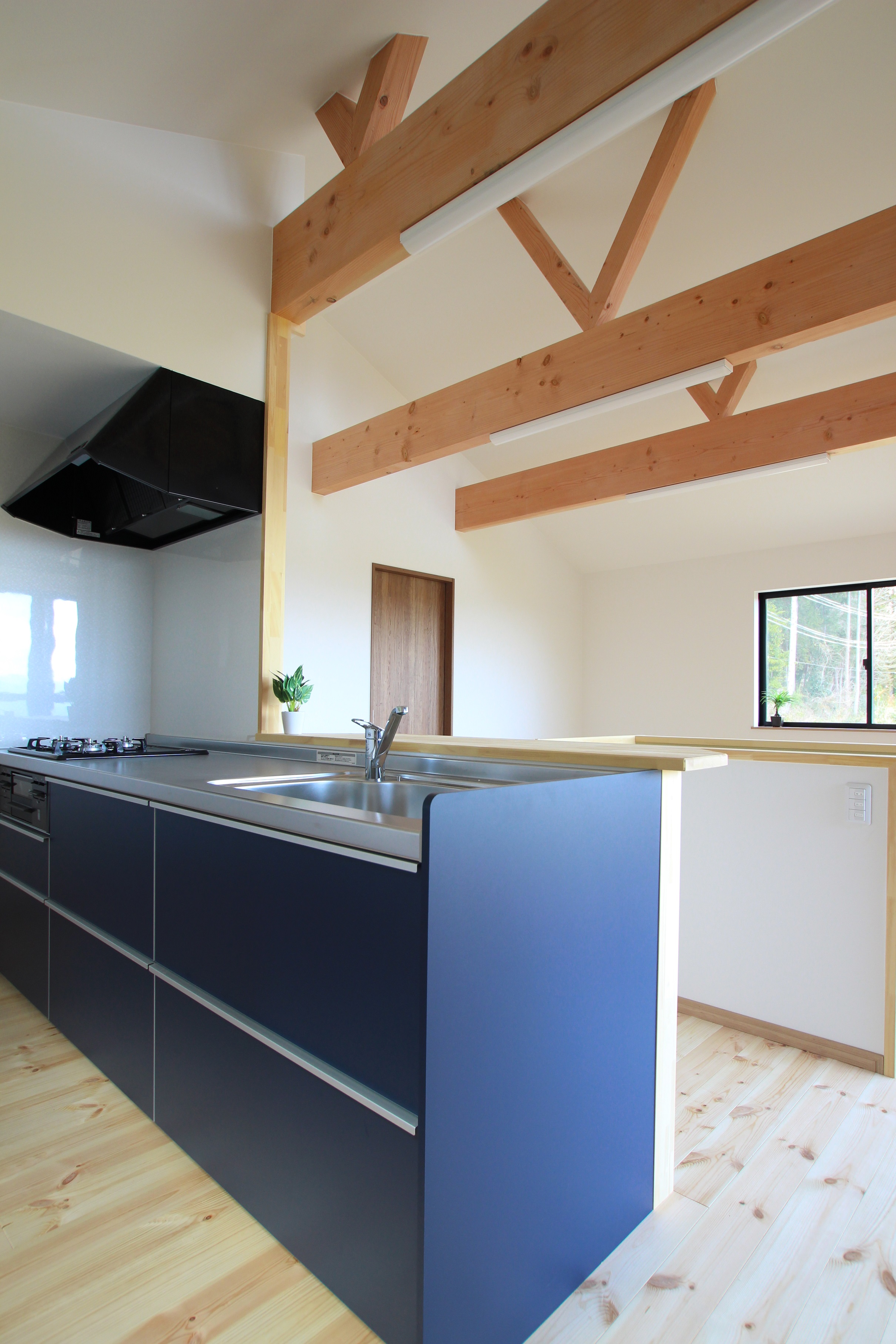 キッチンからリビングルームを見る