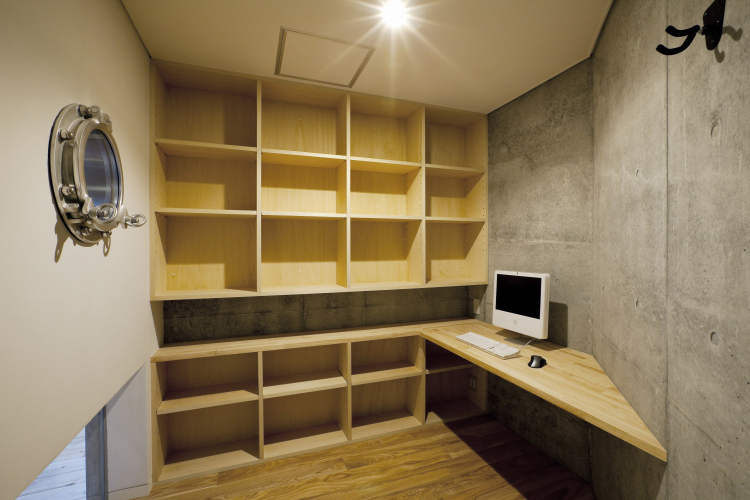 船舶用の丸窓がアクセントになっている趣味室