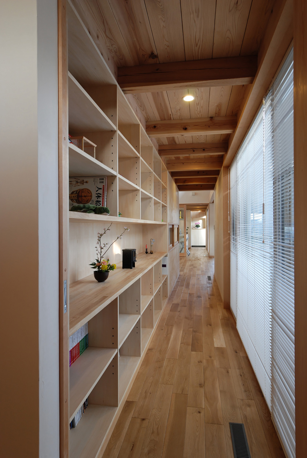 廊下からリビングを見る。