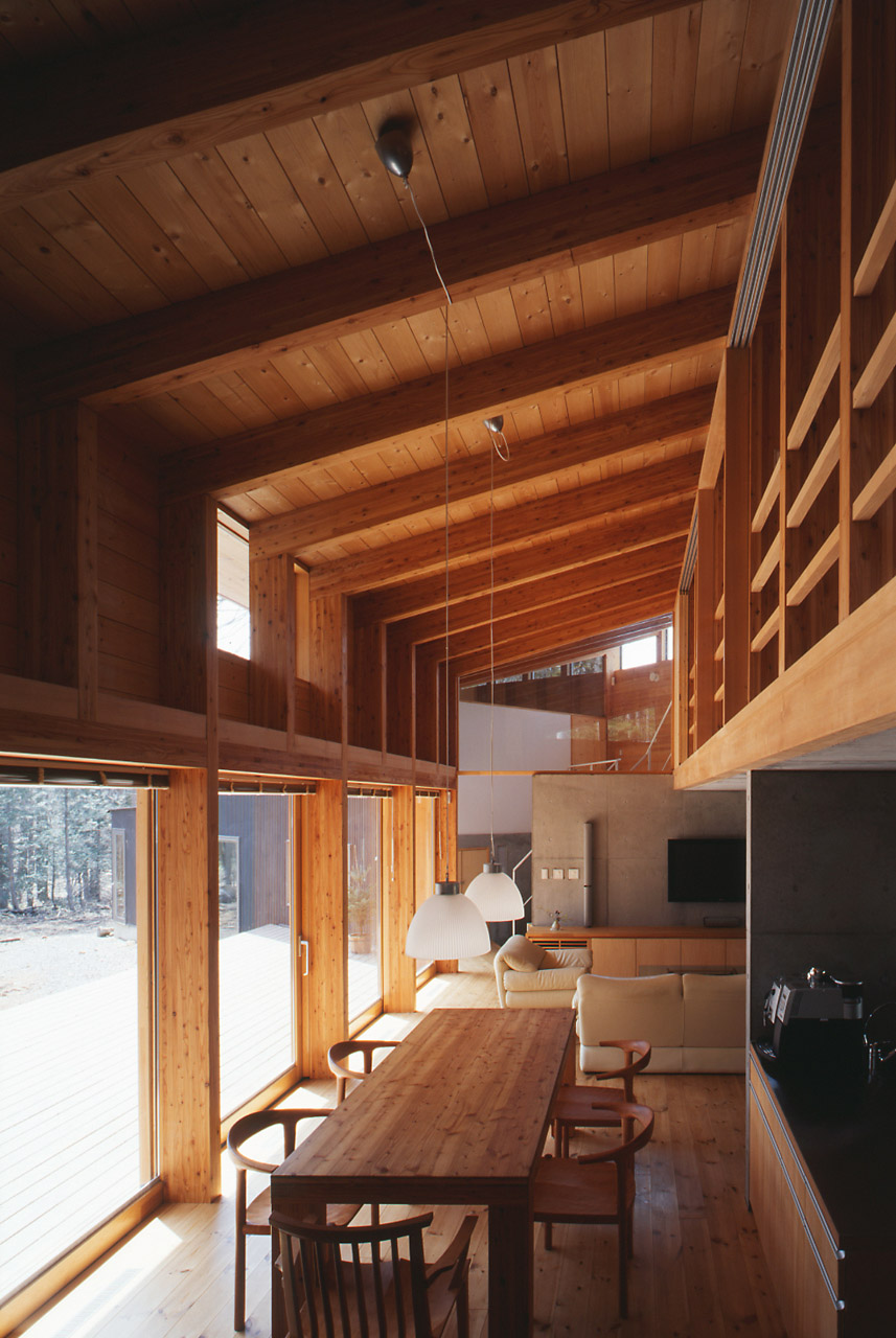 ダイニングから玄関方向を見返す。